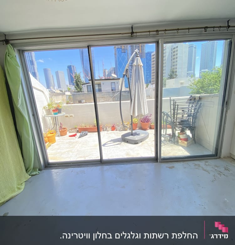 חלון אלומיניום גדול עם נוף עירוני